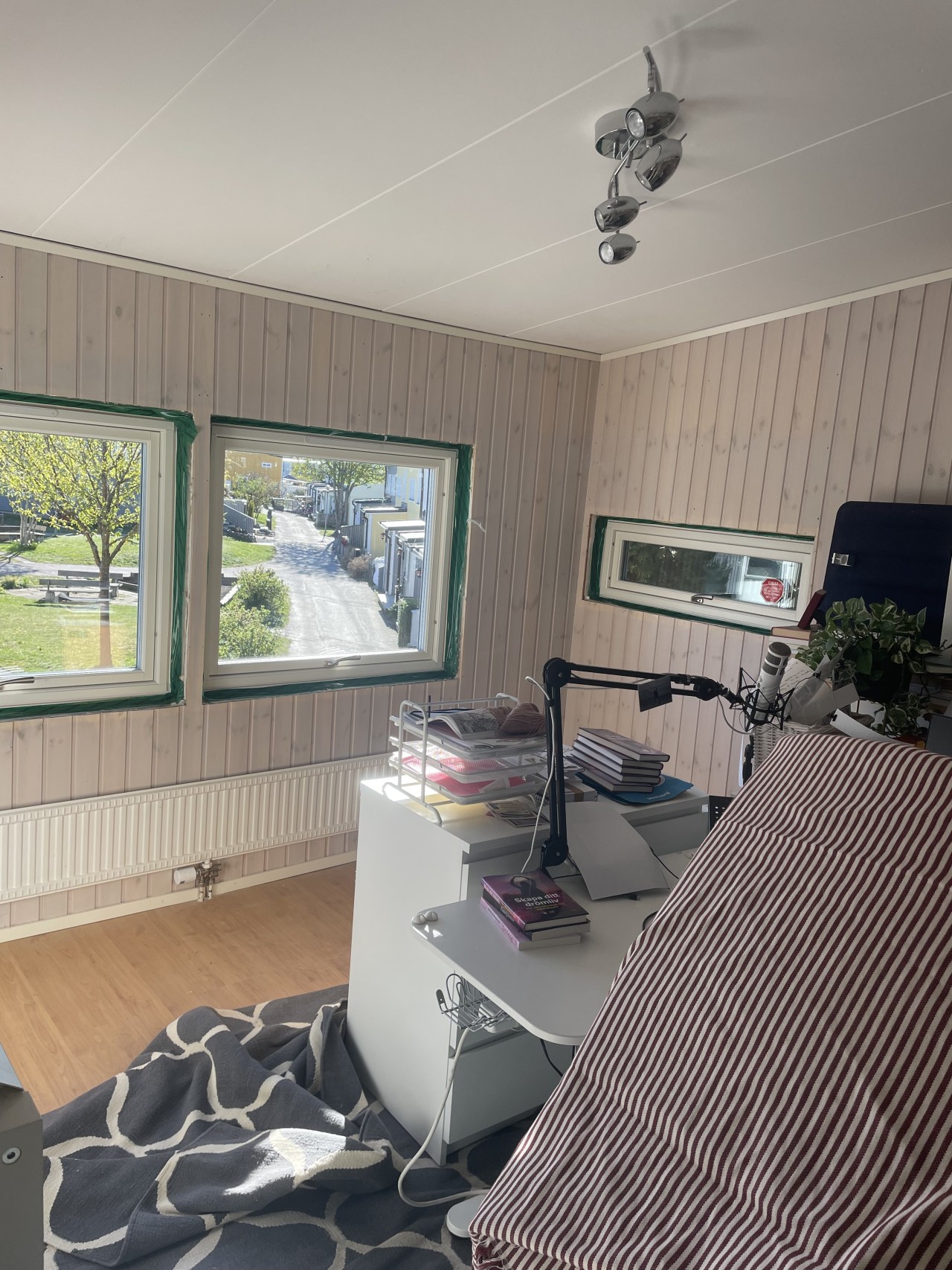 Mitt ihopplockade arbetsrum i byggstök. Jag sitter i fåtöljen (syns inte i bilden) i det vänstra hörnet.